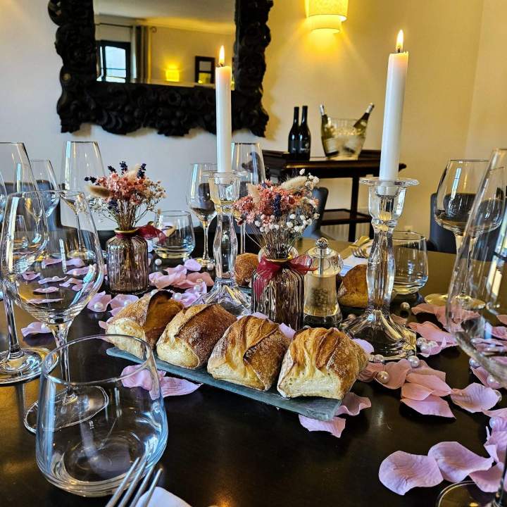 Table à manger dressée pour un événement Sens